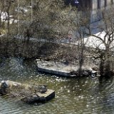 Brofundament vid Liljeholmen -- Västra stambanan gick över en låg bro vid Liljeholmen åren 1860-1929. De här betongfundamenten är kvar från den bron. En bild från 1930 finns på: www.historiskt.nu/diverse/dagens_bild/dagens bild 26.html ("Dagens historiska järnvägsbild: Liljeholmens verkstad och lokstation", hämtad 2020-02-02)