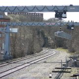 Rälskran -- Mellan Tvärbanan och Nybodatunnlarna finns en rälskran. Spåret viker av åt vänster, mot den östra tunneln. Västra tunneln finns rakt fram, men är numera helt stängd.