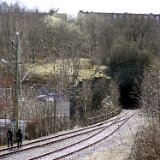 Östra Nybodatunneln, norra mynningen -- Östra tunneln byggdes 1909, när stambanan fick dubbelspår. Idag går fler fotgängare än tåg i tunneln, verkar det som.
