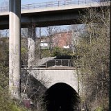 Östra tunneln, södra mynningen -- Södra mynningen, med Nybodabergets bostadshus och två av vägbroarna vid Nyboda trafikplats.